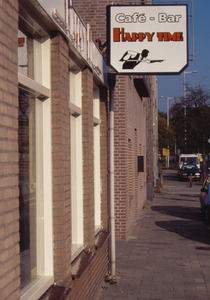 880137 Afbeelding van het uithangbord 'Café-Bar Happy Time' aan de gevel van het pand Draaiweg 22 te Utrecht.
